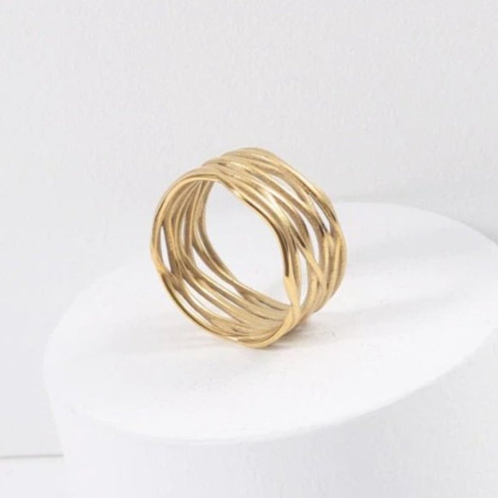 Gold color delicate statement ring - Picture 4 of 4